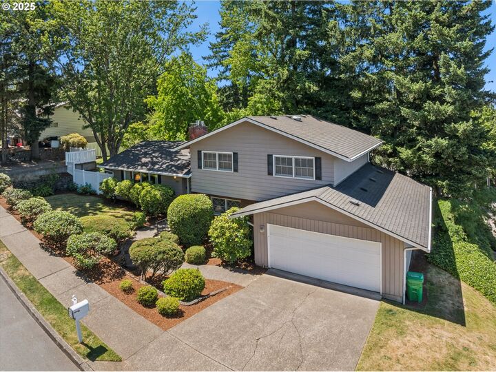 Property Photo:  855 NW Mawrcrest Dr  OR 97030 