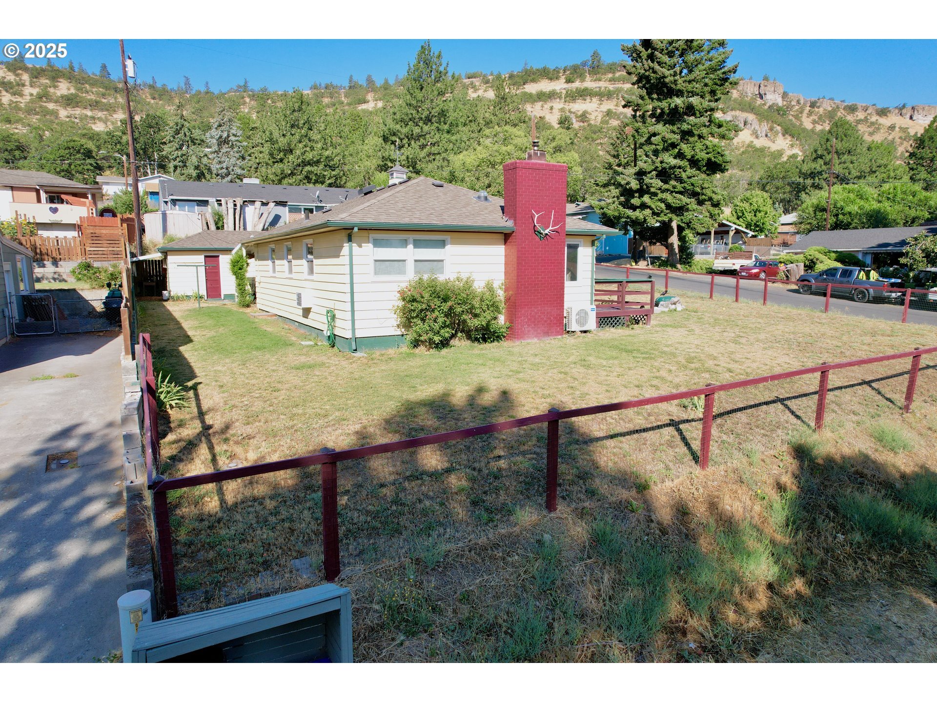 Property Photo:  1202 Chinook St  OR 97058 