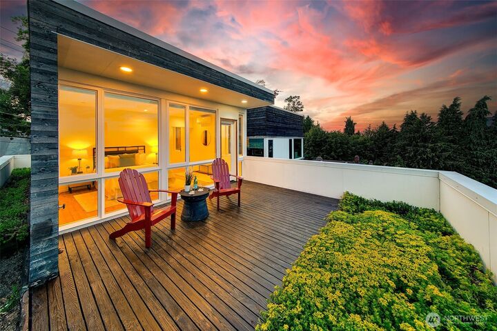 Property Photo:  3004  5th Avenue W  WA 98119 