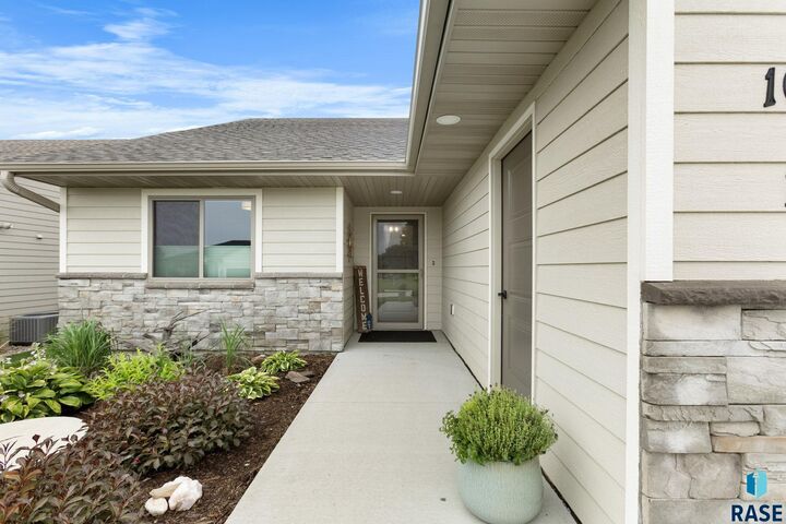 Property Photo: 106 S 15th Ave 1 IA 51246