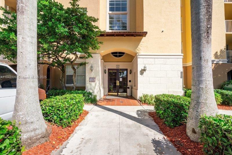 Property Photo:  19999 E Country Club Dr 1206  FL 33180 