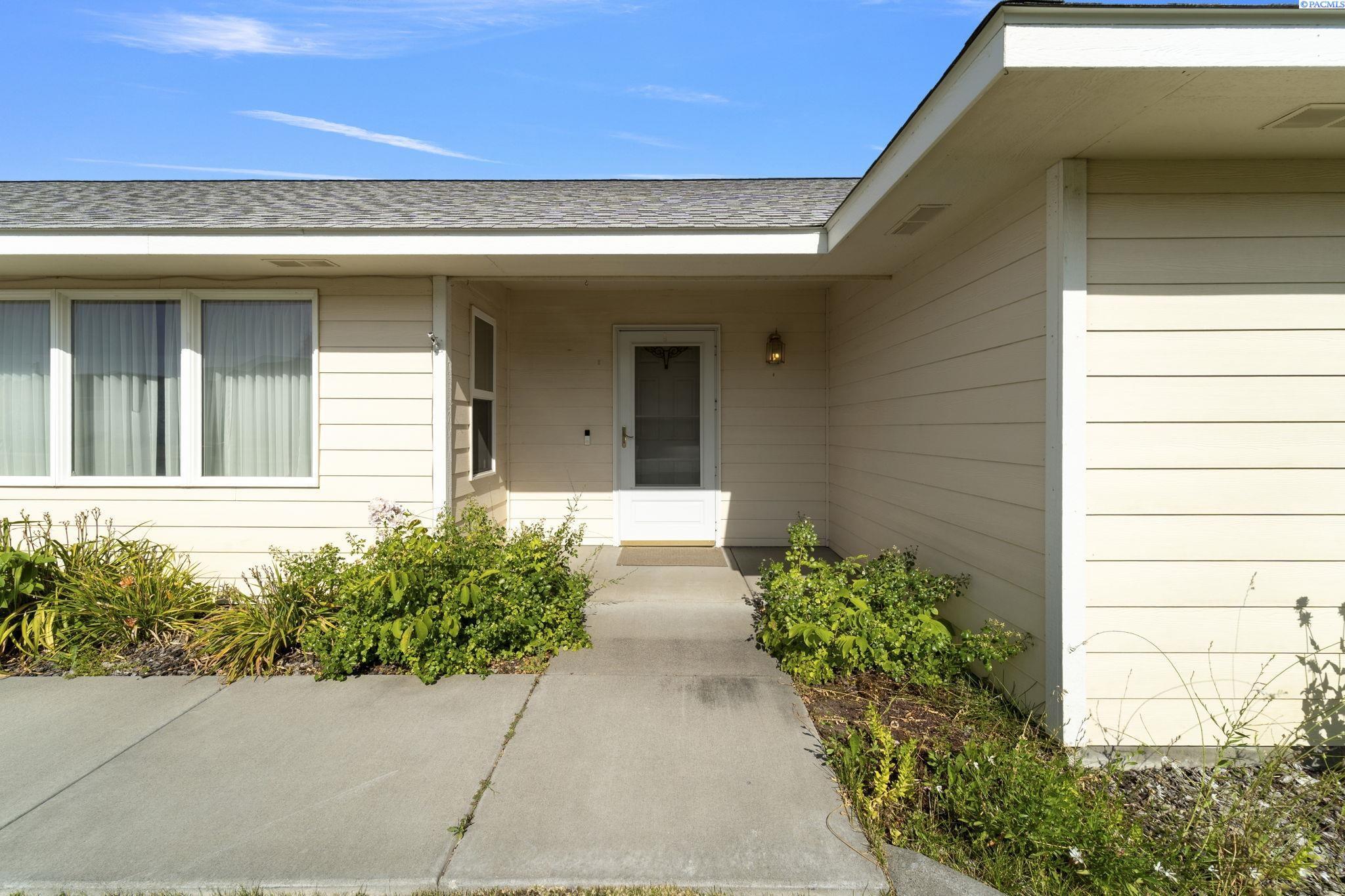 Property Photo: 2004 Scottland Ct WA 99353