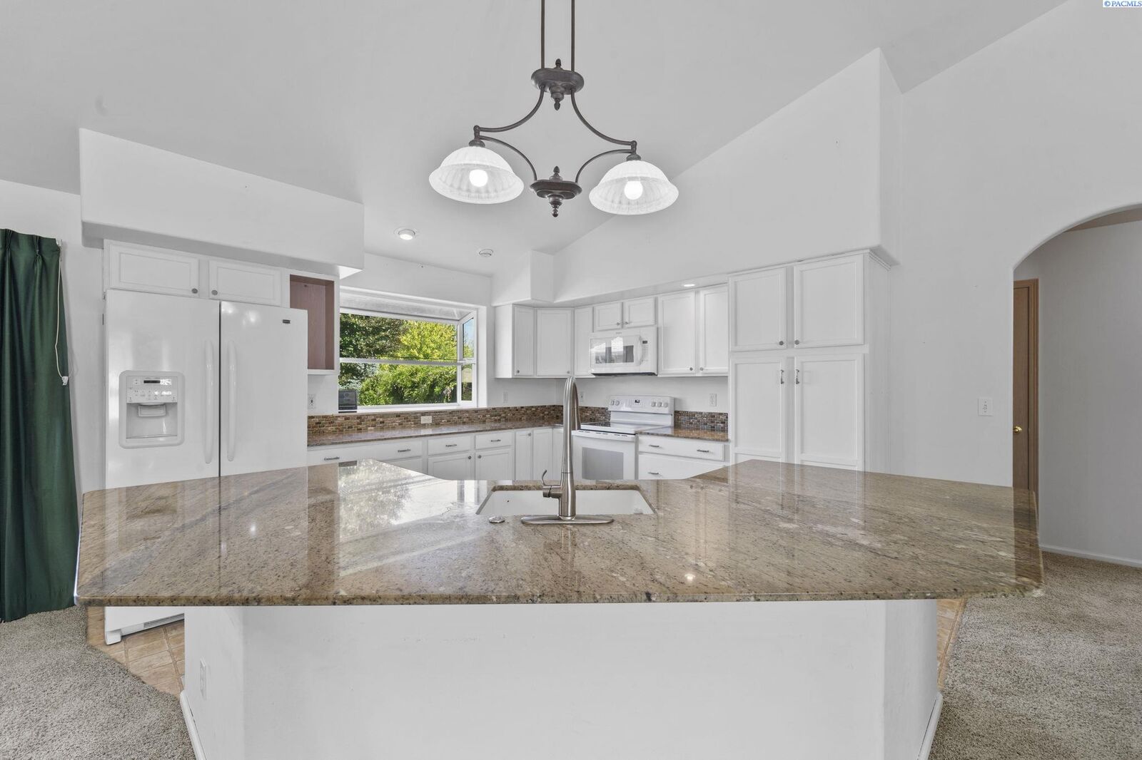 Property Photo:  2004 Scottland Ct  WA 99353 