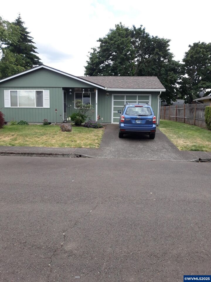 Property Photo: 560 Maple St OR 97325