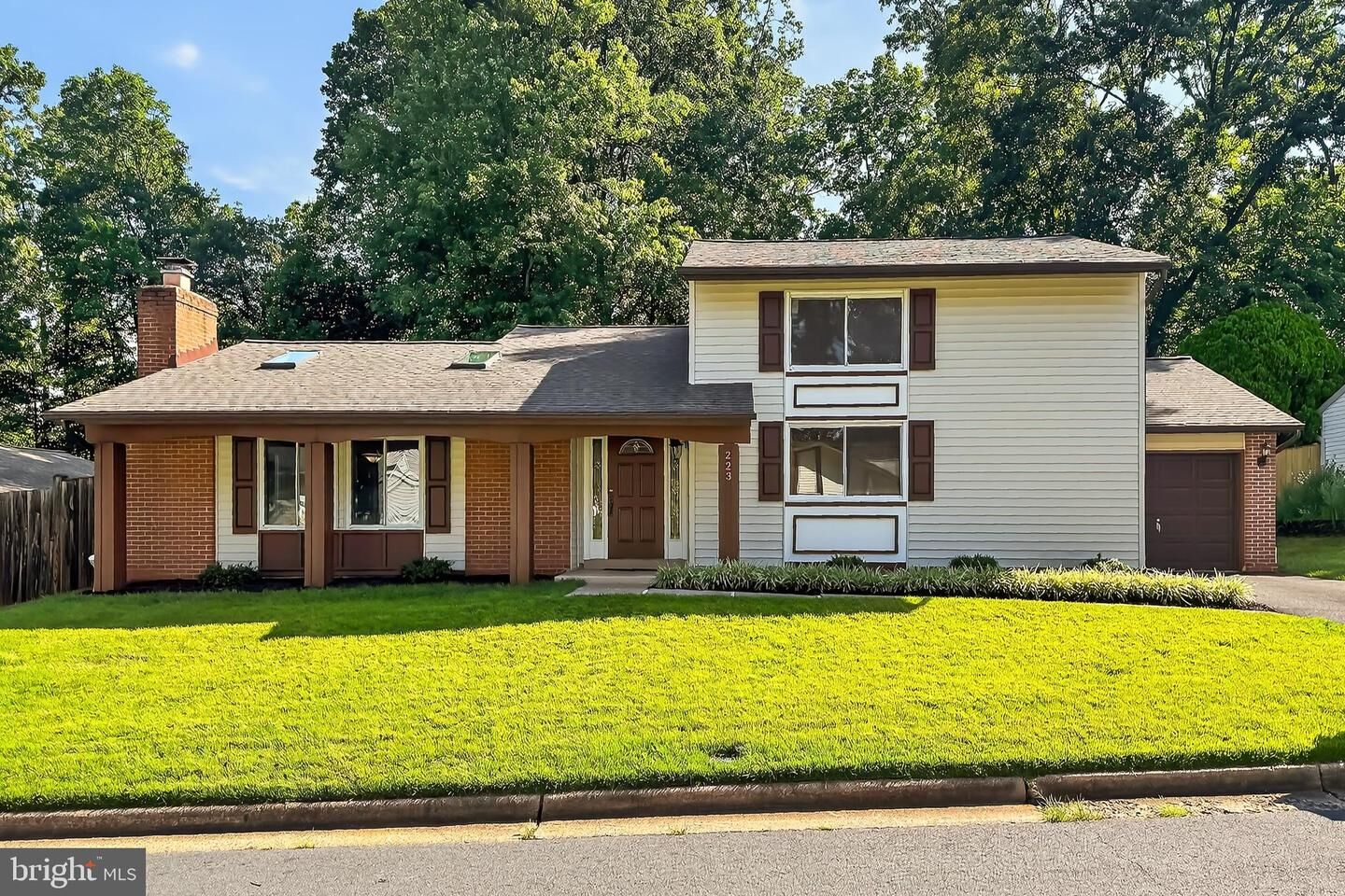 Property Photo: 223 W Meadowland Lane VA 20164