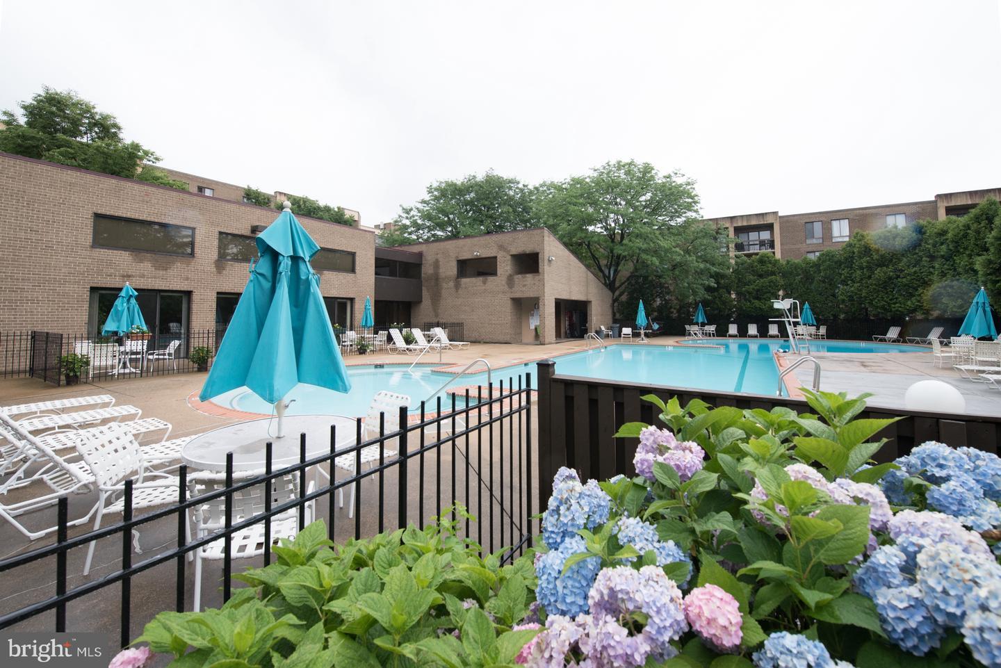 Property Photo: 803 N Howard Street 333 VA 22304
