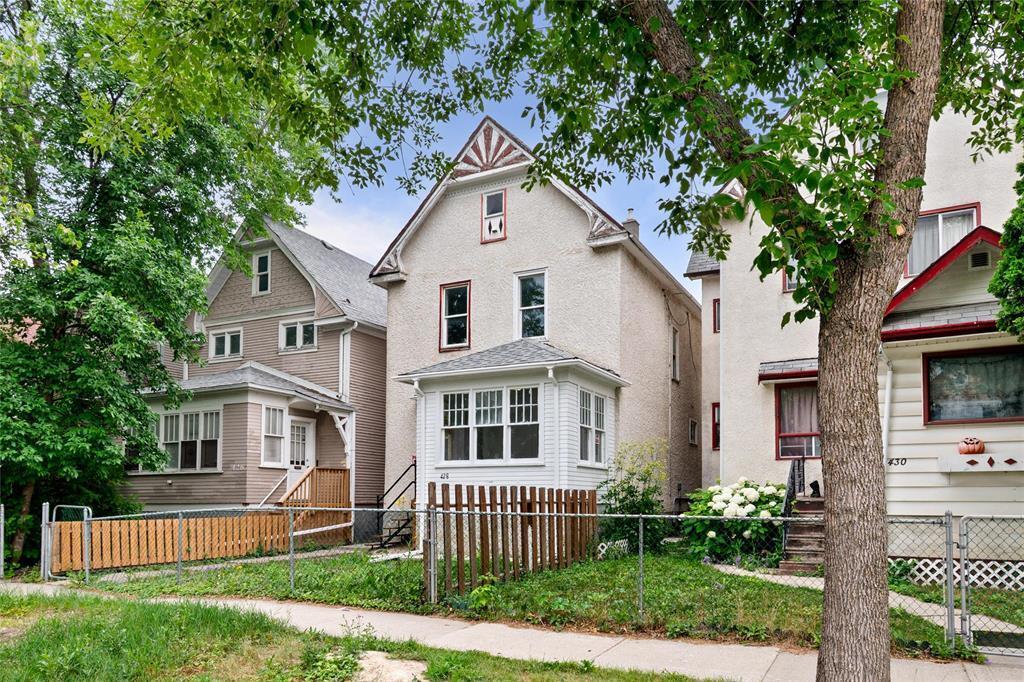 Property Photo: 428 Beverley Street MB R2G 1T8