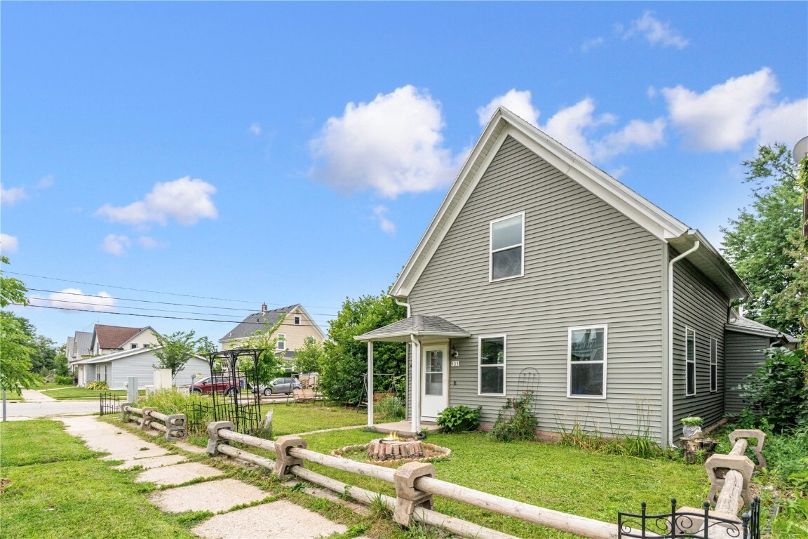 Property Photo:  403 6th Avenue SW  IA 52404 
