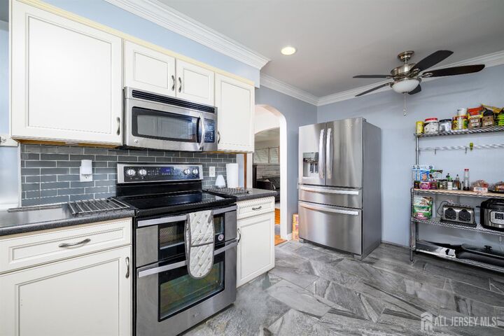 Property Photo:  10 Mary Avenue  NJ 08863 