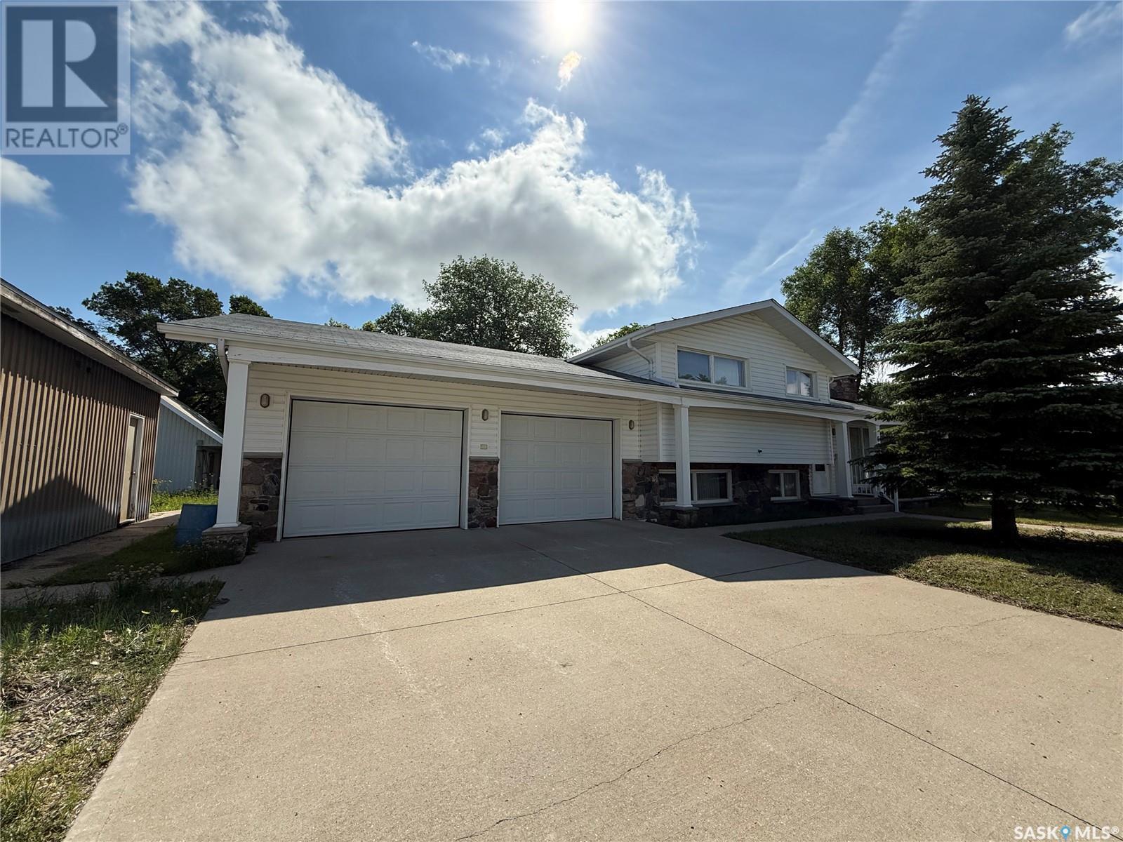 Property Photo:  633 Henry Street  SK S4A 1M9 