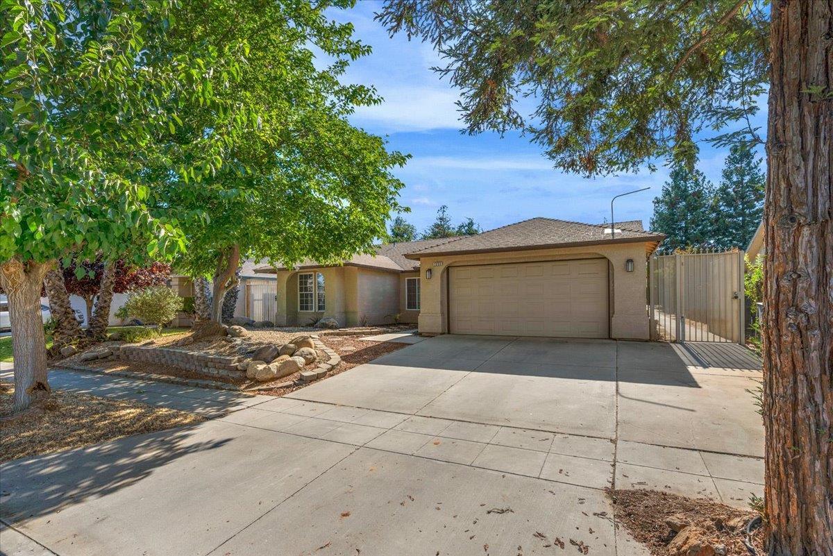 Property Photo:  7233 N Thorne Avenue  CA 93650 