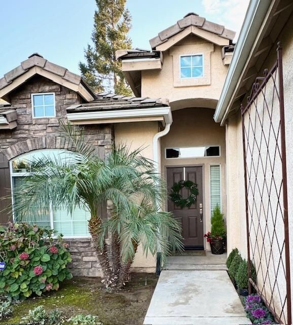 Property Photo:  1055 E Hogan Ave  CA 93730