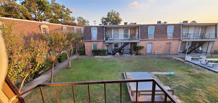 Property Photo:  1220 Shadowdale Drive 20  TX 77043 