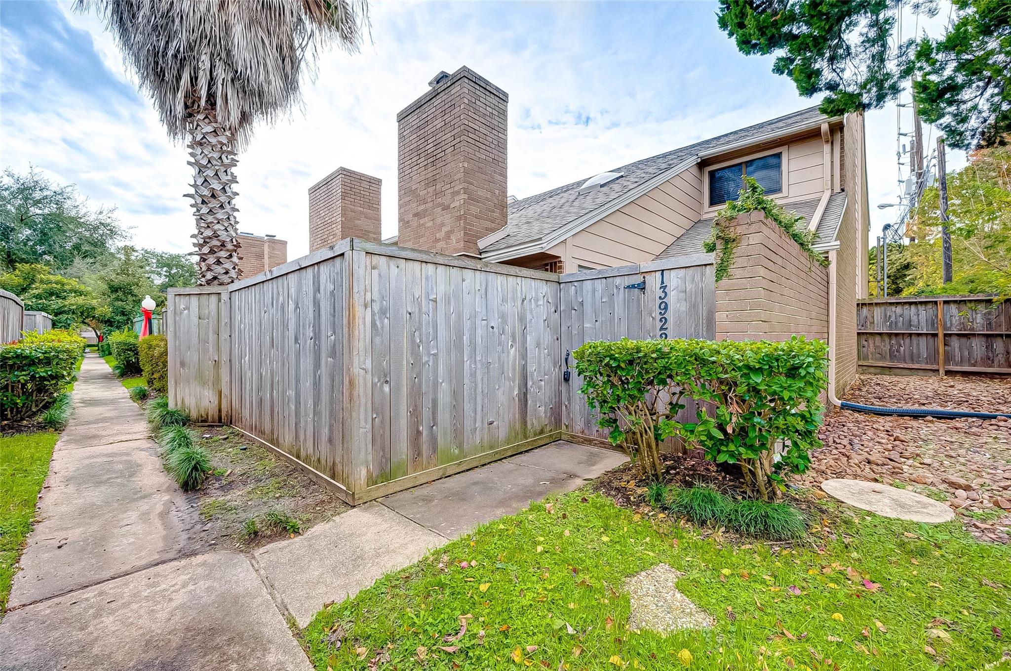 Property Photo: 13922 Hollowgreen Drive 26 TX 77082