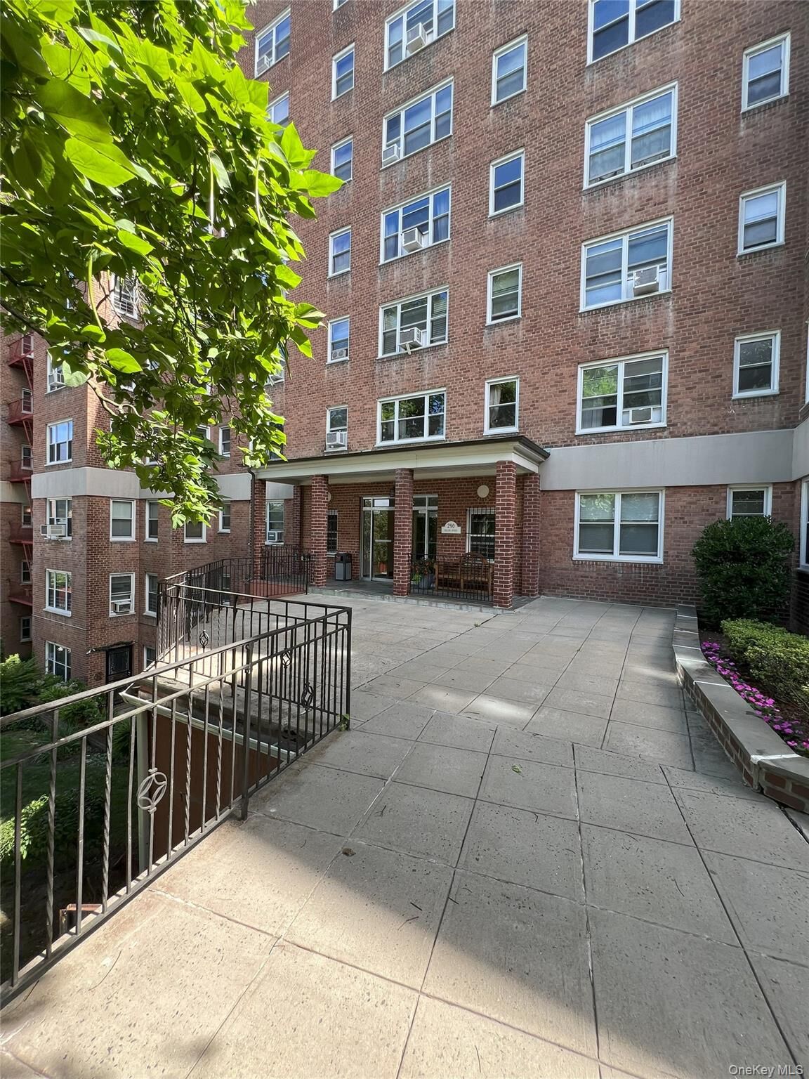 Property Photo: 290 Collins Avenue 5-D NY 10552