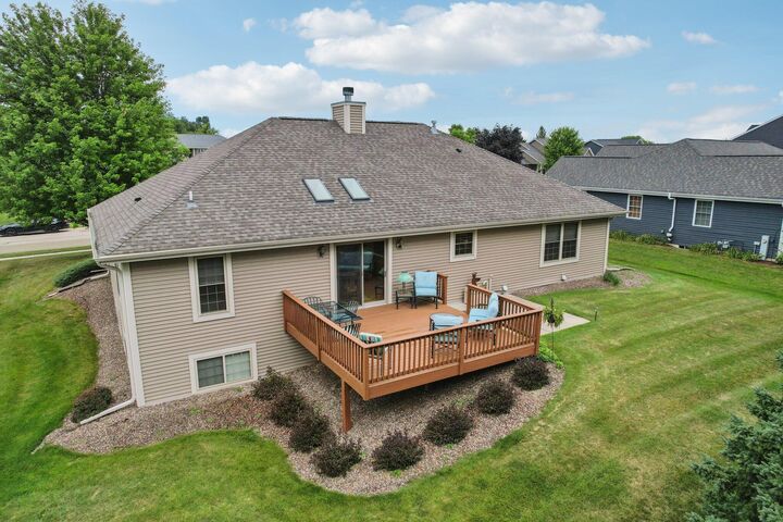 Property Photo:  522 Thurow Dr  WI 53066 