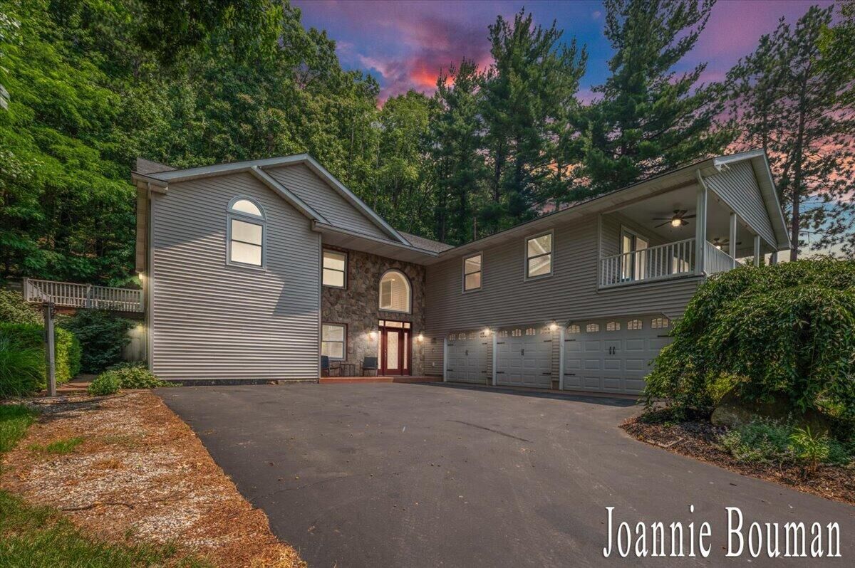 Property Photo: 10466 N Riverview Drive MI 49080