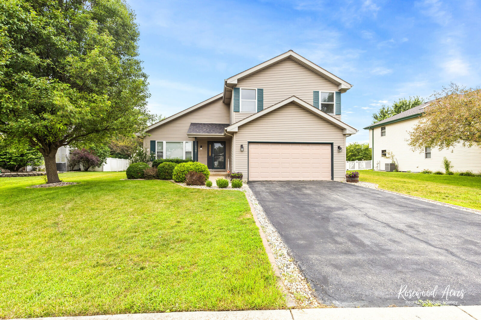 Property Photo: 1347 W Cap Circle IL 60914