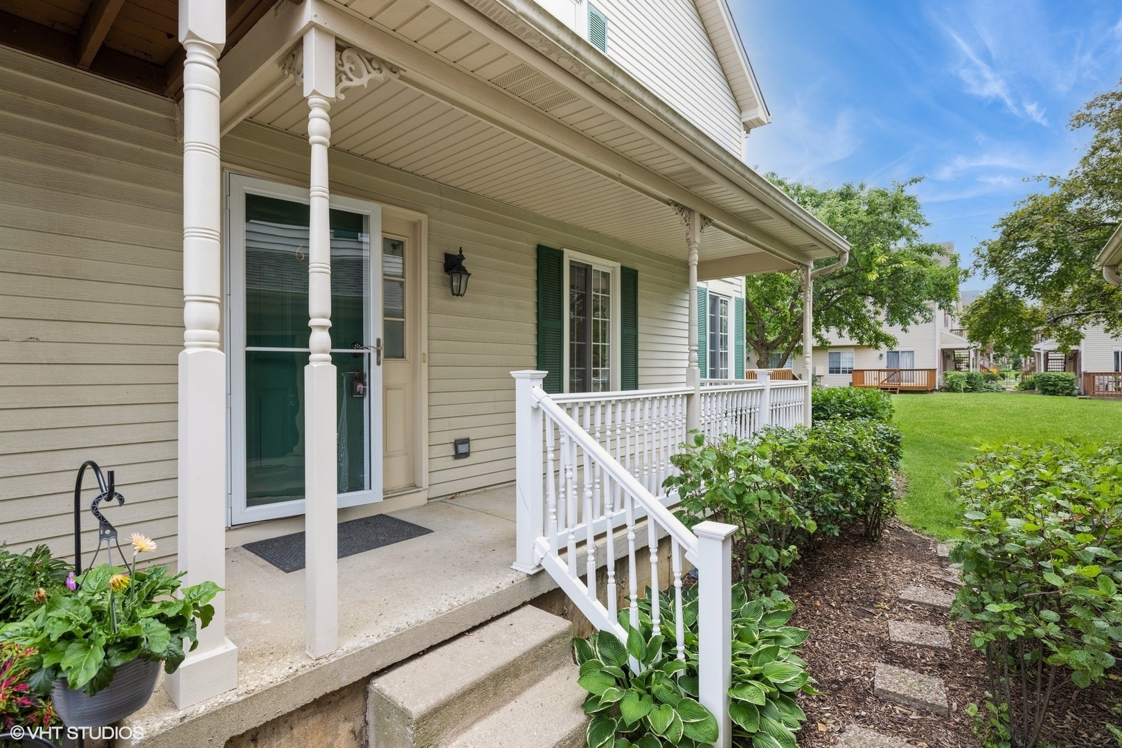 Property Photo: 6 W Acorn Lane IL 60156