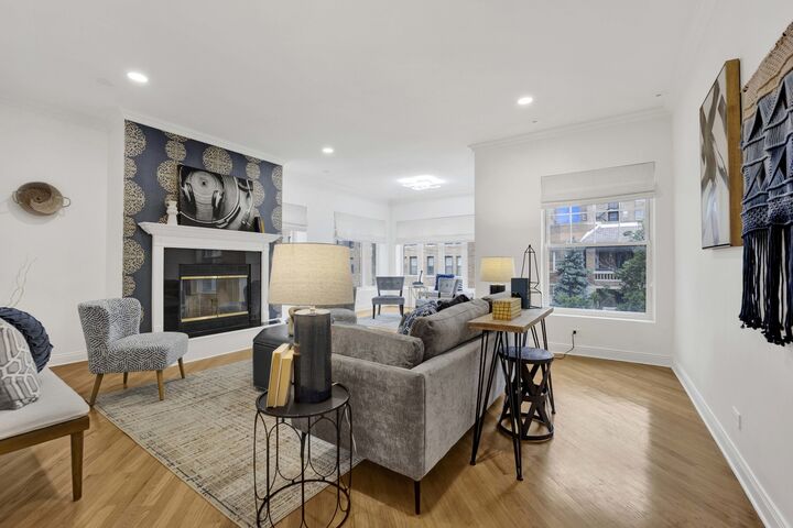 Property Photo: 941 W Argyle Street 3W IL 60640