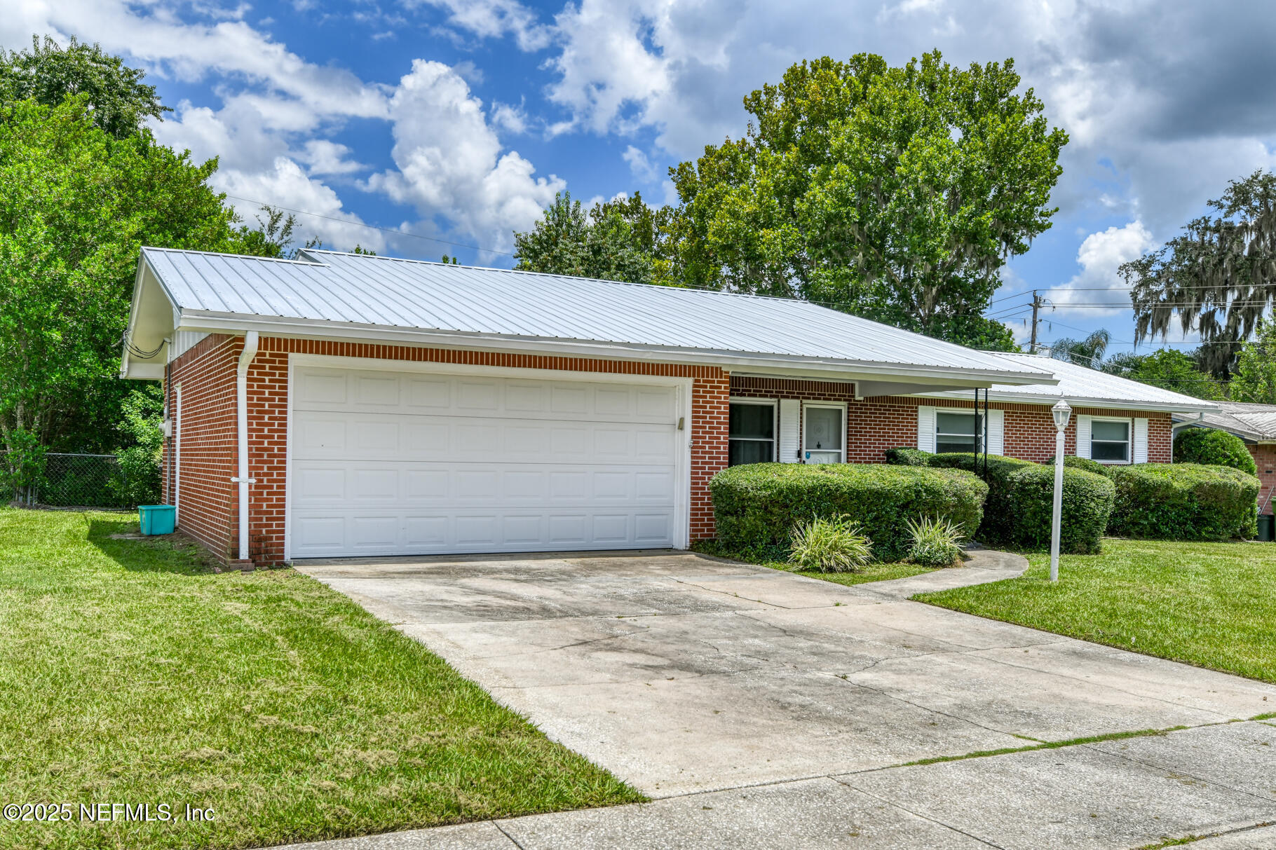 Property Photo: 211 Dogwood Lane FL 32177