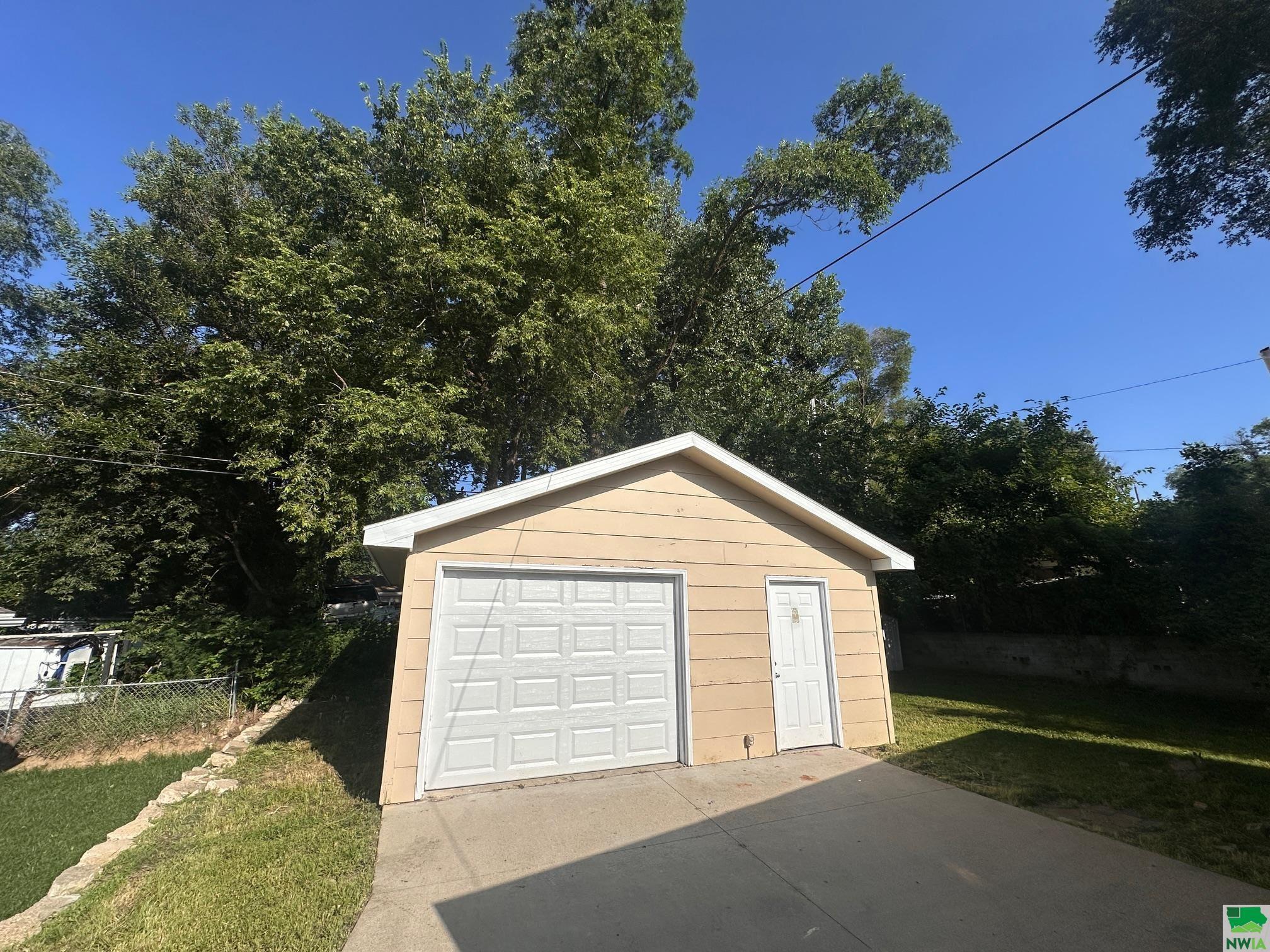 Property Photo: 909 Alice Street IA 51105