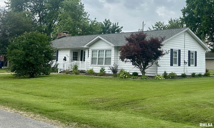 Property Photo:  728 E 4th Street  IL 62839 