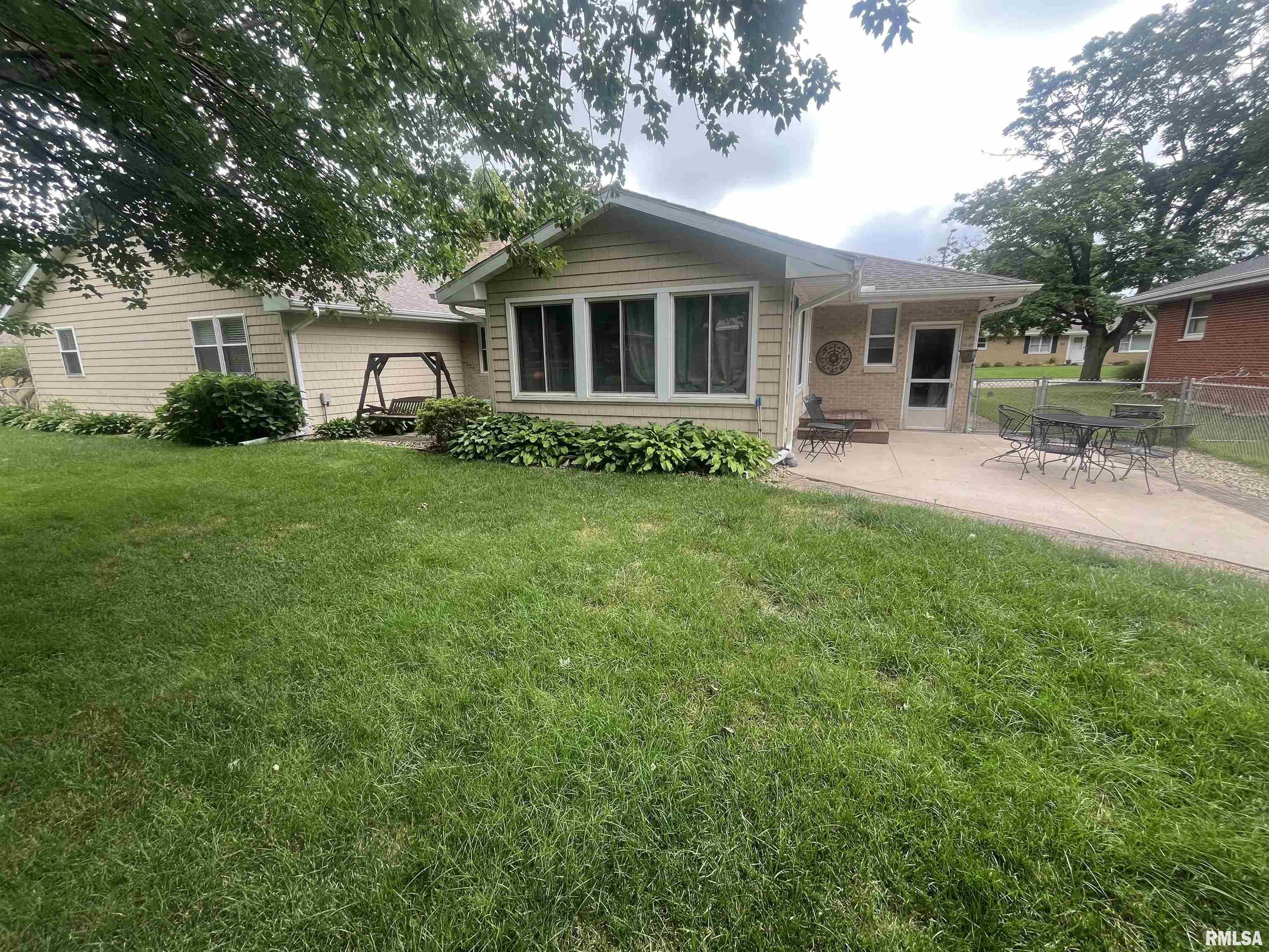 Property Photo:  901 E Emerson Street  IL 61550 