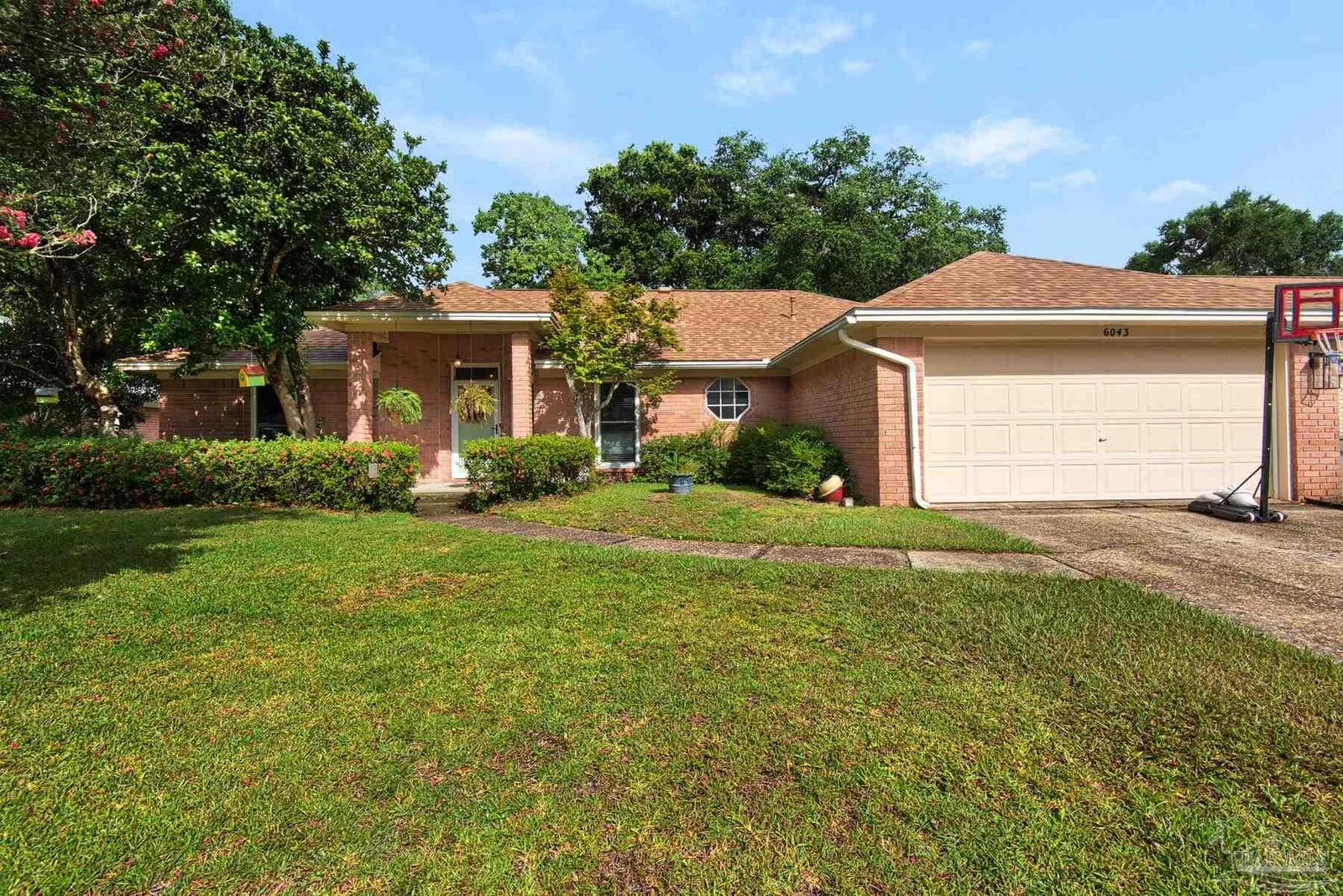 Property Photo: 6043 Songbird Dr FL 32503