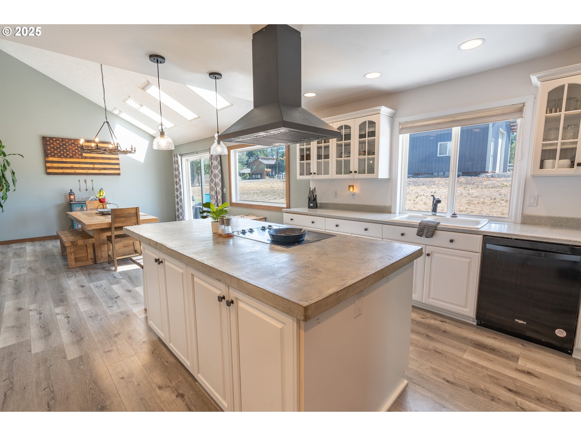 Property Photo: 520 NE 6th St OR 97021