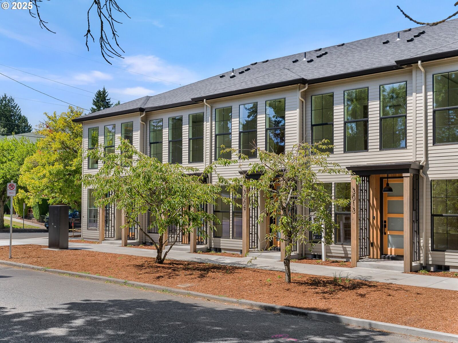 Property Photo: 3025 NE Ainsworth St OR 97211