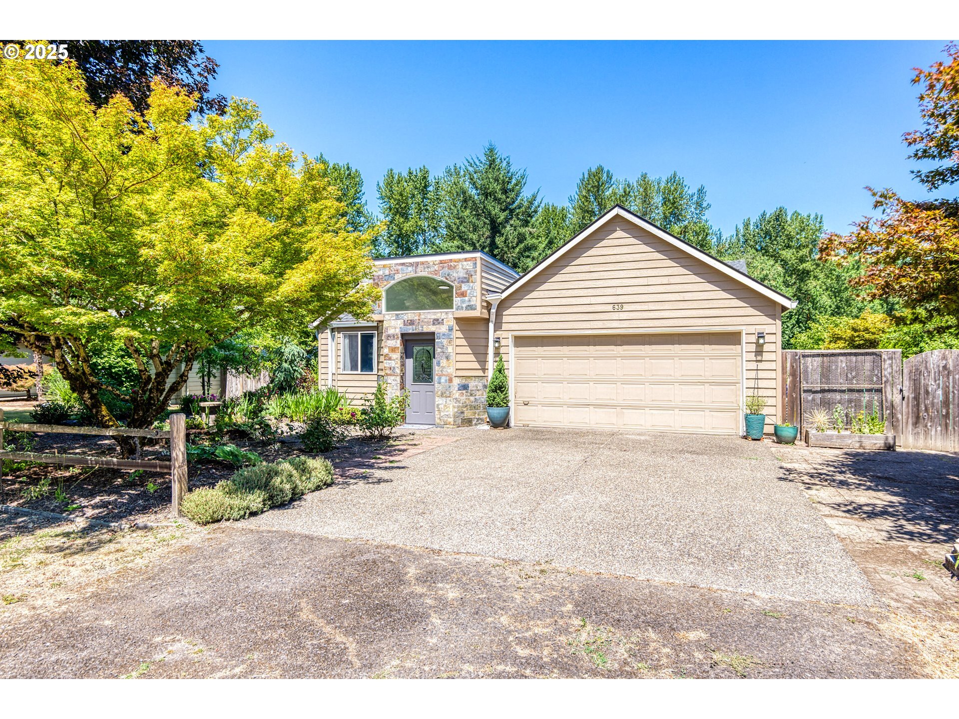Property Photo:  639 NE Meadow Dr  OR 97211 