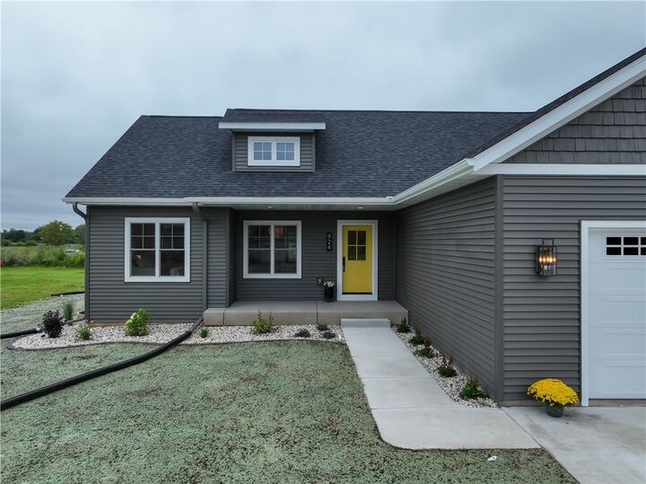 Property Photo: 924 Bluffview Circle W WI 54729