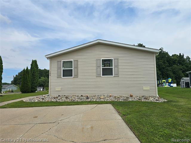 Property Photo:  106 Chestnut Circle W  MI 48423 