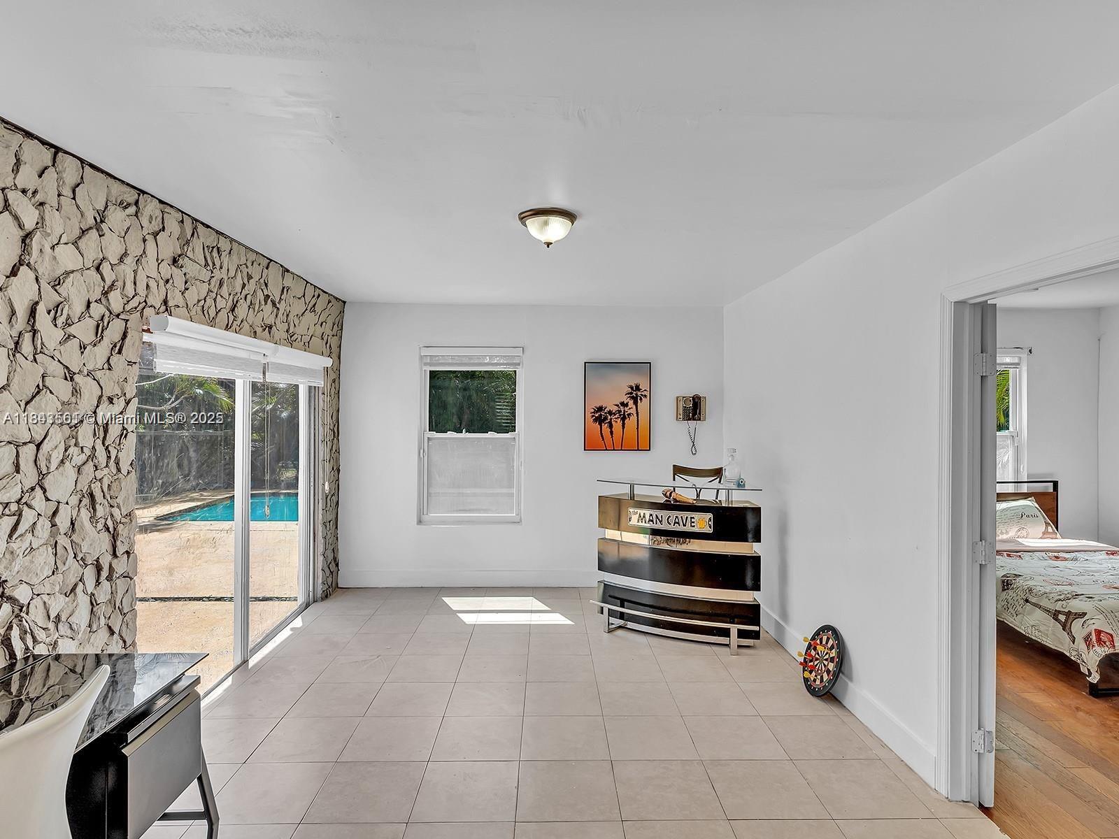 Property Photo: 1530 N 56th Ave FL 33021