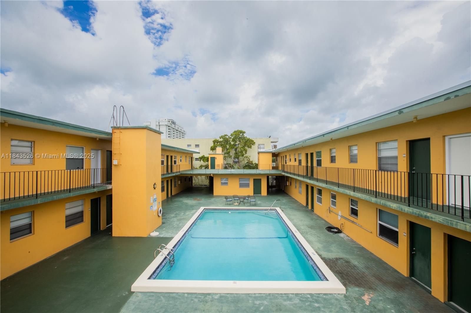 1975 NE 135th St 3B  North Miami FL 33181 photo