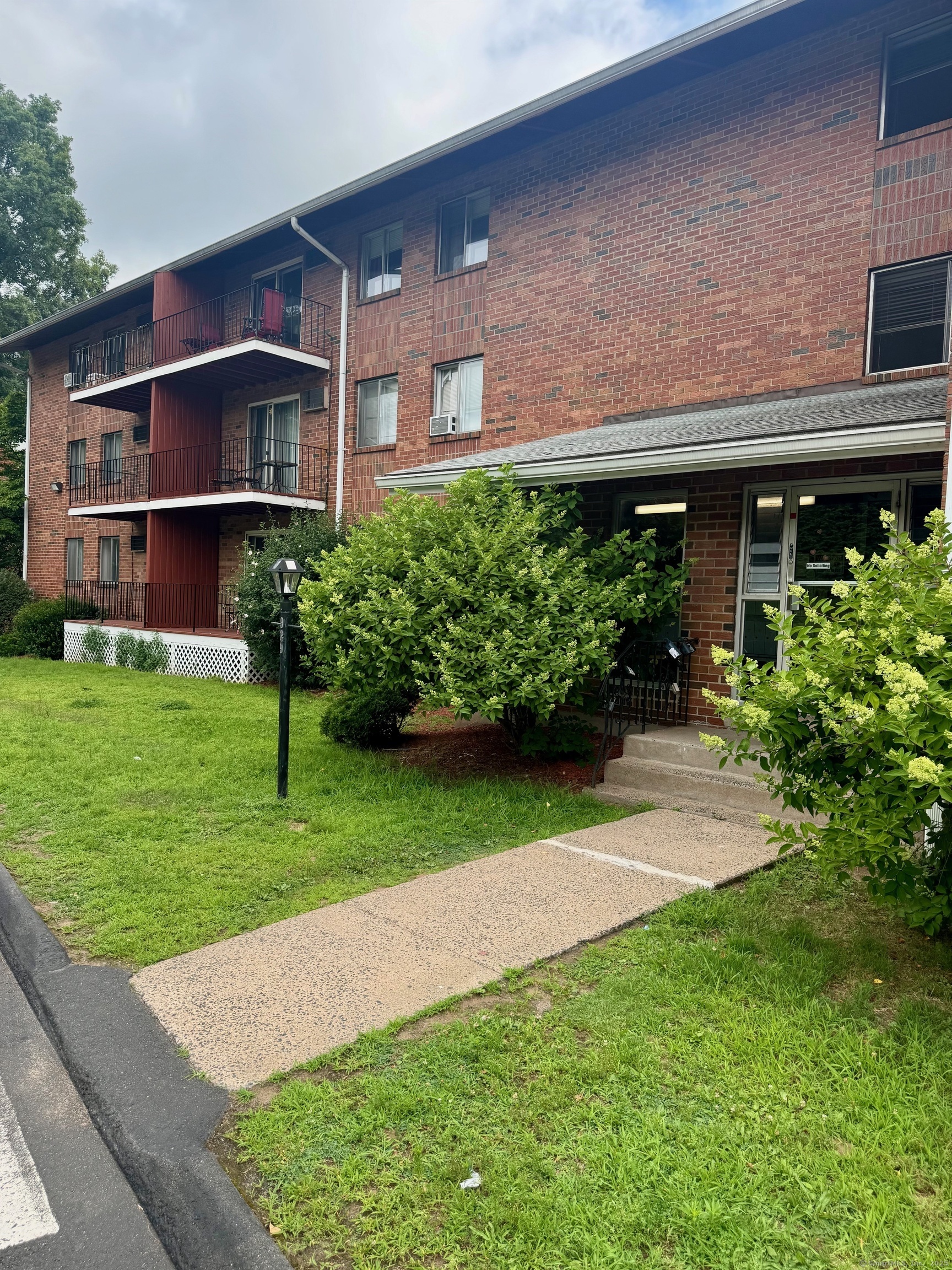 Property Photo: 929 Burnside Avenue Apt Ll2 CT 06108