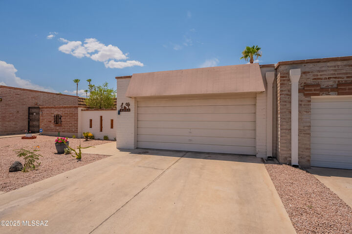 Property Photo:  4243 N Limberlost Circle  AZ 85705 