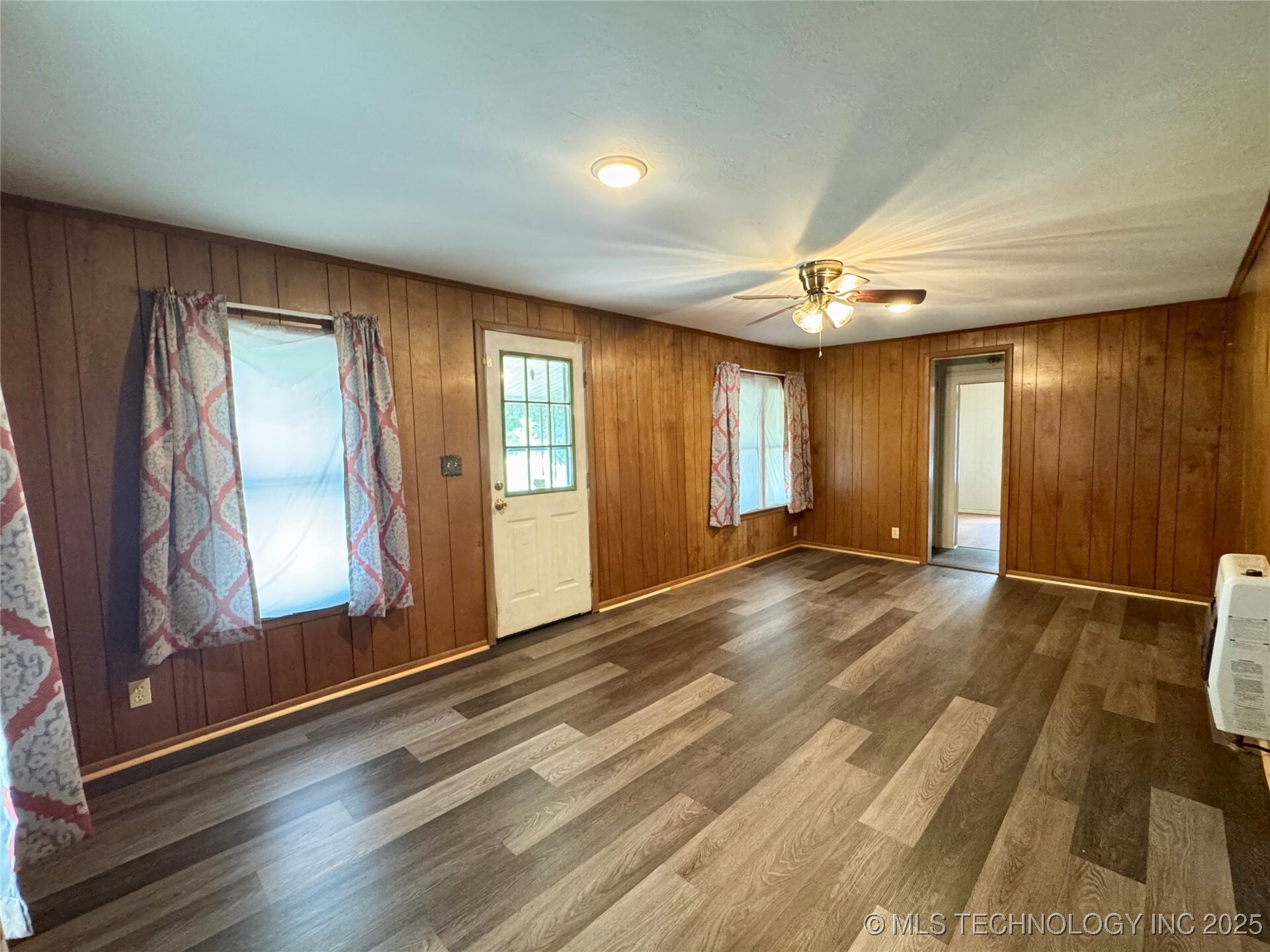 Property Photo: 214 E 9th OK 74023