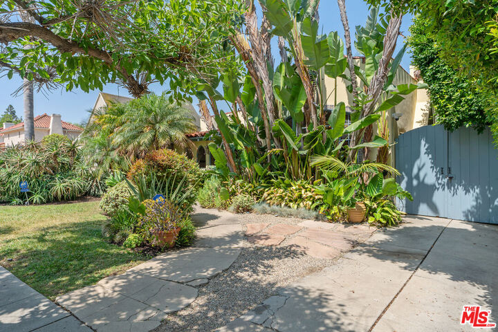 Property Photo:  807 S Muirfield Rd  CA 90005 