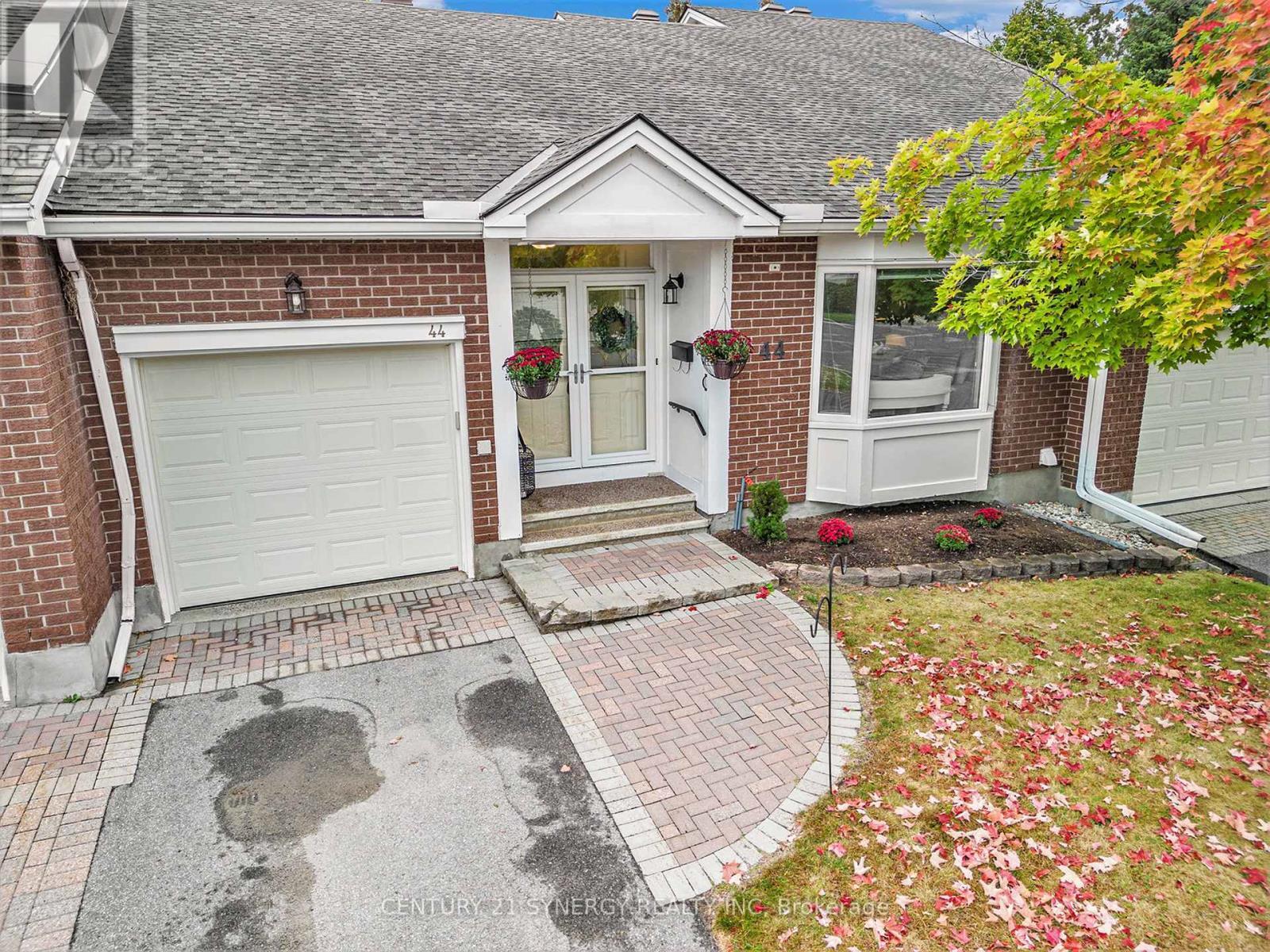 Property Photo:  44 Innesbrook Court  ON K2S 1C7 