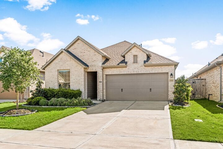Property Photo: 2715 Chestnut Oak Circle TX 77494