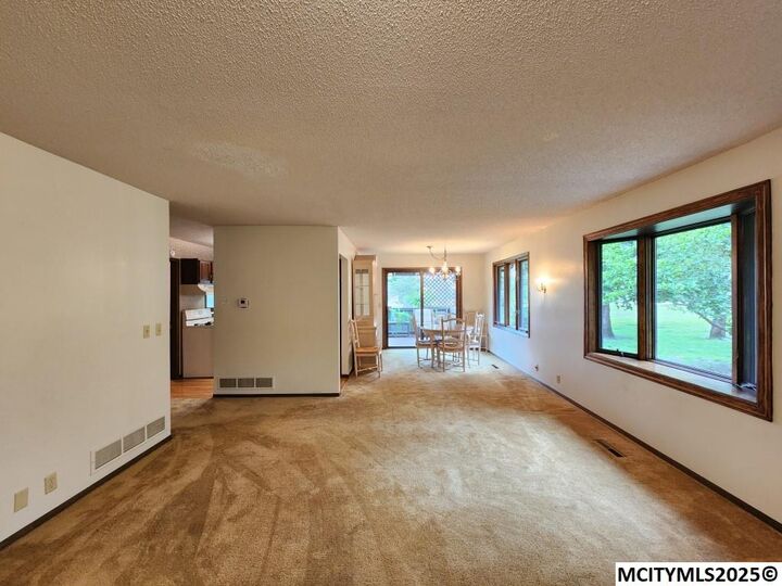 Property Photo:  1 Asbury Ct  IA 50401 
