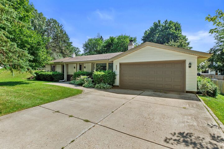 743 Chesham Ct  Hartland WI 53029 photo