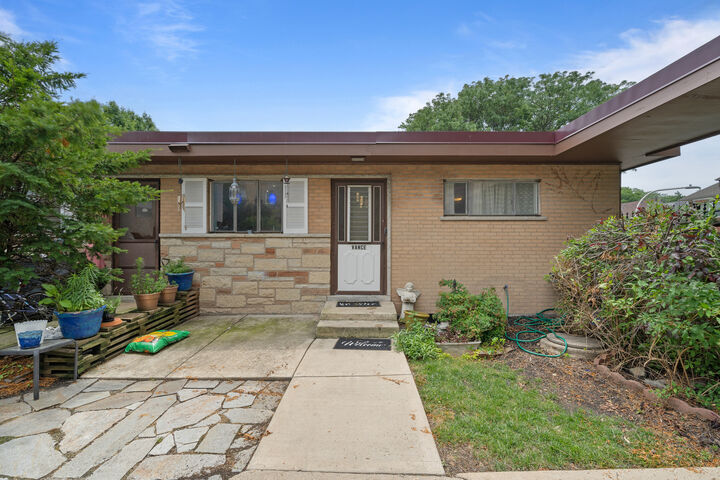 Property Photo: 7323 N Damen Avenue IL 60645