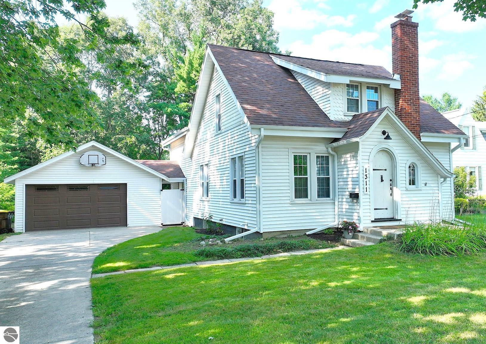 Property Photo: 1311 E Broadway MI 48858
