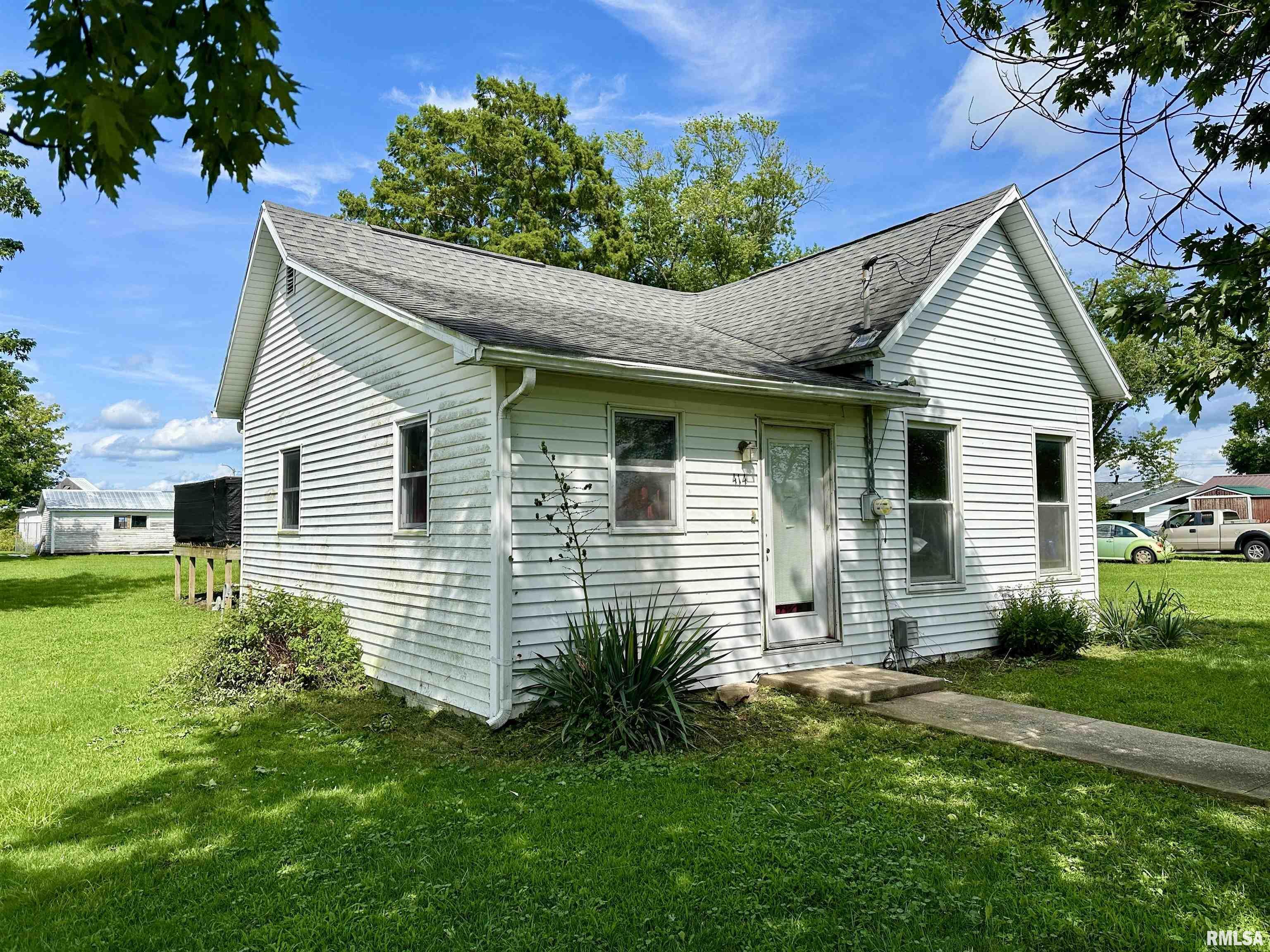 414 E Monroe Avenue  Farina IL 62838 photo