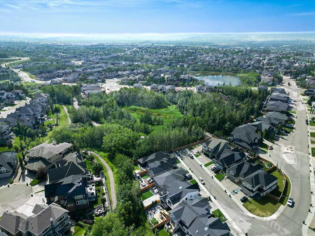 Property Photo:  125 Rockyvale Green NW  AB T3G 0G4 