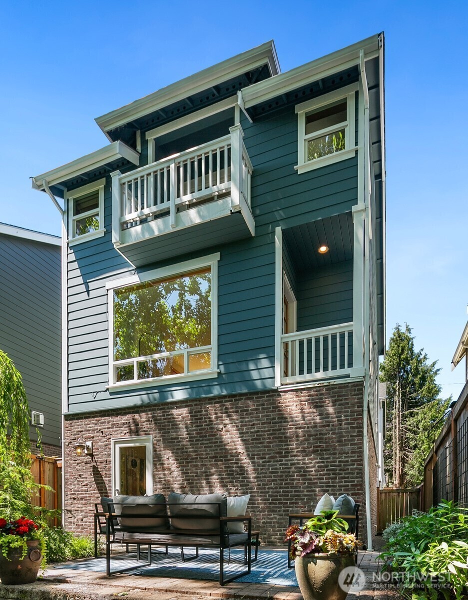 Property Photo: 1414 25th Avenue B WA 98122