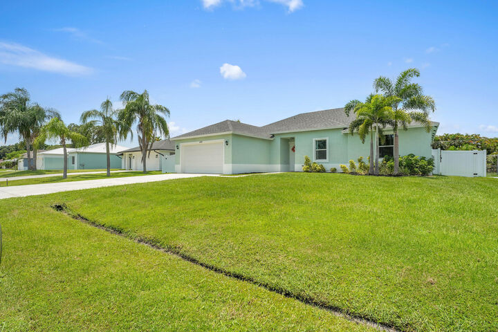 Property Photo: 1150 SE Sabina Lane FL 34983